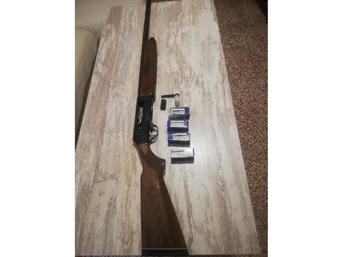 Escopeta repetidora Browning B-80