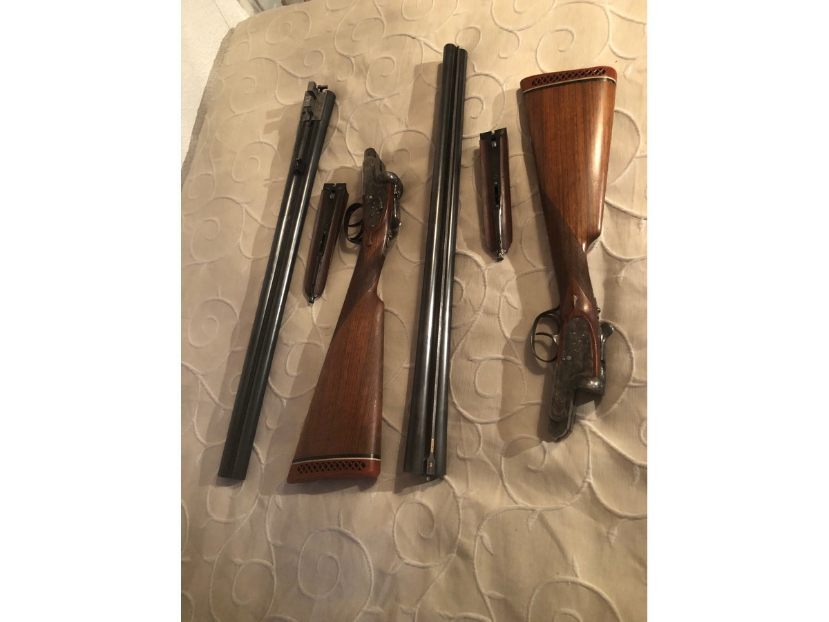 PAREJA DE ESCOPETAS AYA, CON ESTUCHE Y FUNDAS DE CUERO