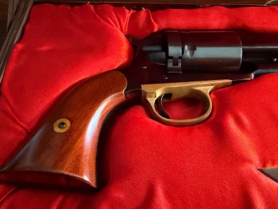 2 REVOLVERES UBERTI REPLICAS recamaradas a calibre 45 LONG