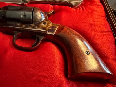 2 REVOLVERES UBERTI REPLICAS recamaradas a calibre 45 LONG