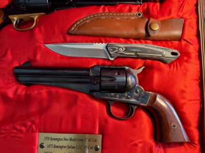 2 REVOLVERES UBERTI REPLICAS recamaradas a calibre 45 LONG