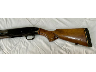 Escopeta corredera Mossberg.