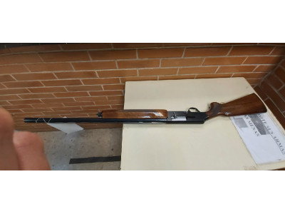 Escopeta de caza repetidora.