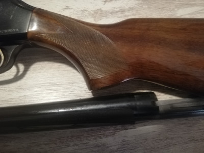 Escopeta repetidora Browning B-80