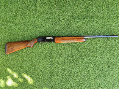 Escopeta repetidora Browning B-80-SL