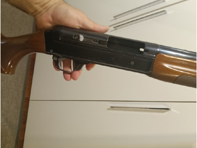 Escopeta repetidora marca Benelli calibre 12.poco uso.para d