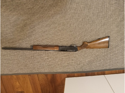 Escopeta repetidora marca Benelli calibre 12.poco uso.para d