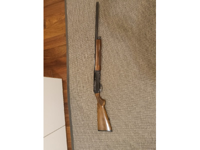Escopeta repetidora marca Benelli semneva calibre 12 con jue