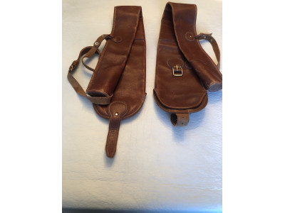 PAREJA DE ESCOPETAS AYA, CON ESTUCHE Y FUNDAS DE CUERO