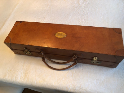 PAREJA DE ESCOPETAS AYA, CON ESTUCHE Y FUNDAS DE CUERO