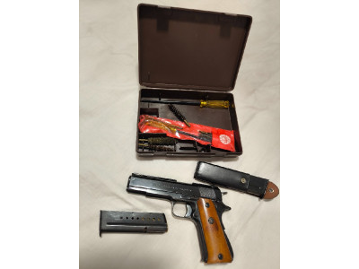 Pistola Llama 9mm parabelum de color negro