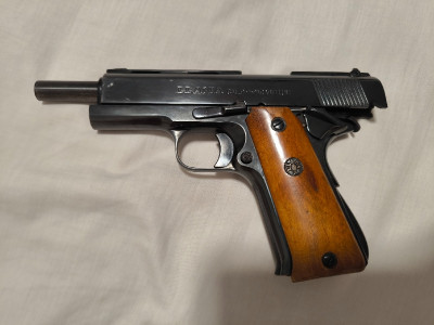 Pistola Llama 9mm parabelum de color negro
