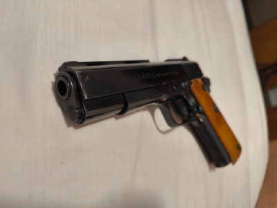 Pistola Llama 9mm parabelum de color negro