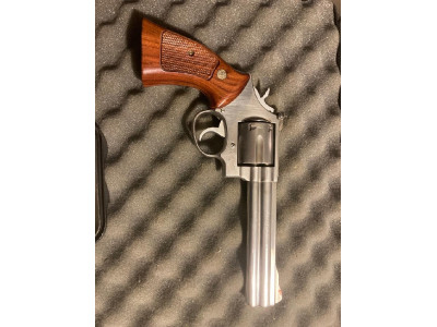 Revólver seis pulgadas Esmith-Wesson calibre 357 Magnum