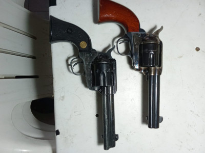 Revolveres uberti del 45 L.C y chiappa del 22