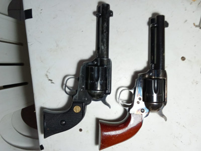Revólveres Uberti del 45 L.C y Chiappa del 22