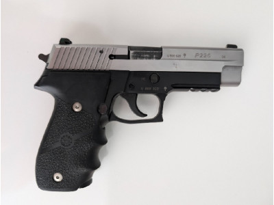 Sig Sauer P226, tres cargadores y dos cachas