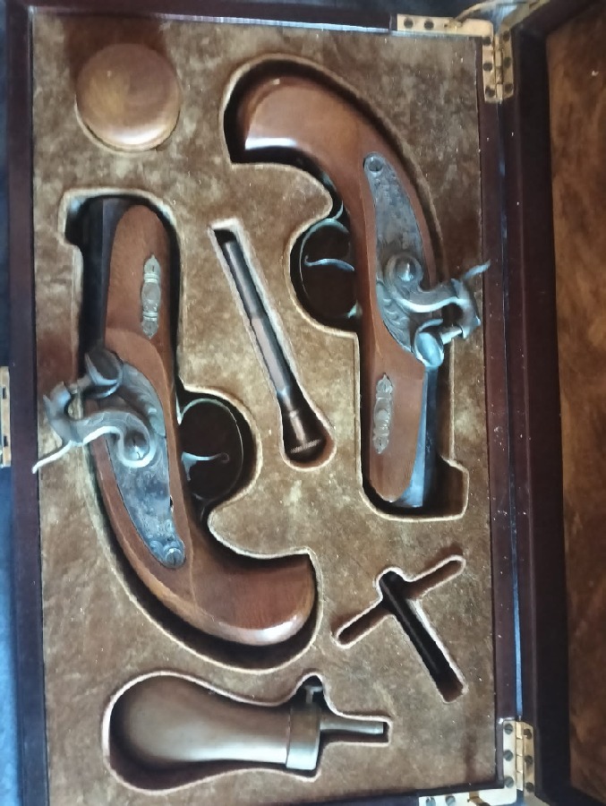 Antiguas pistolas duelo maleta