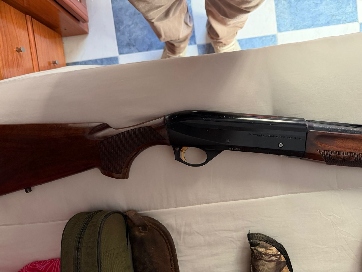 Escopeta para zurdo marca Benelli Monofiltro