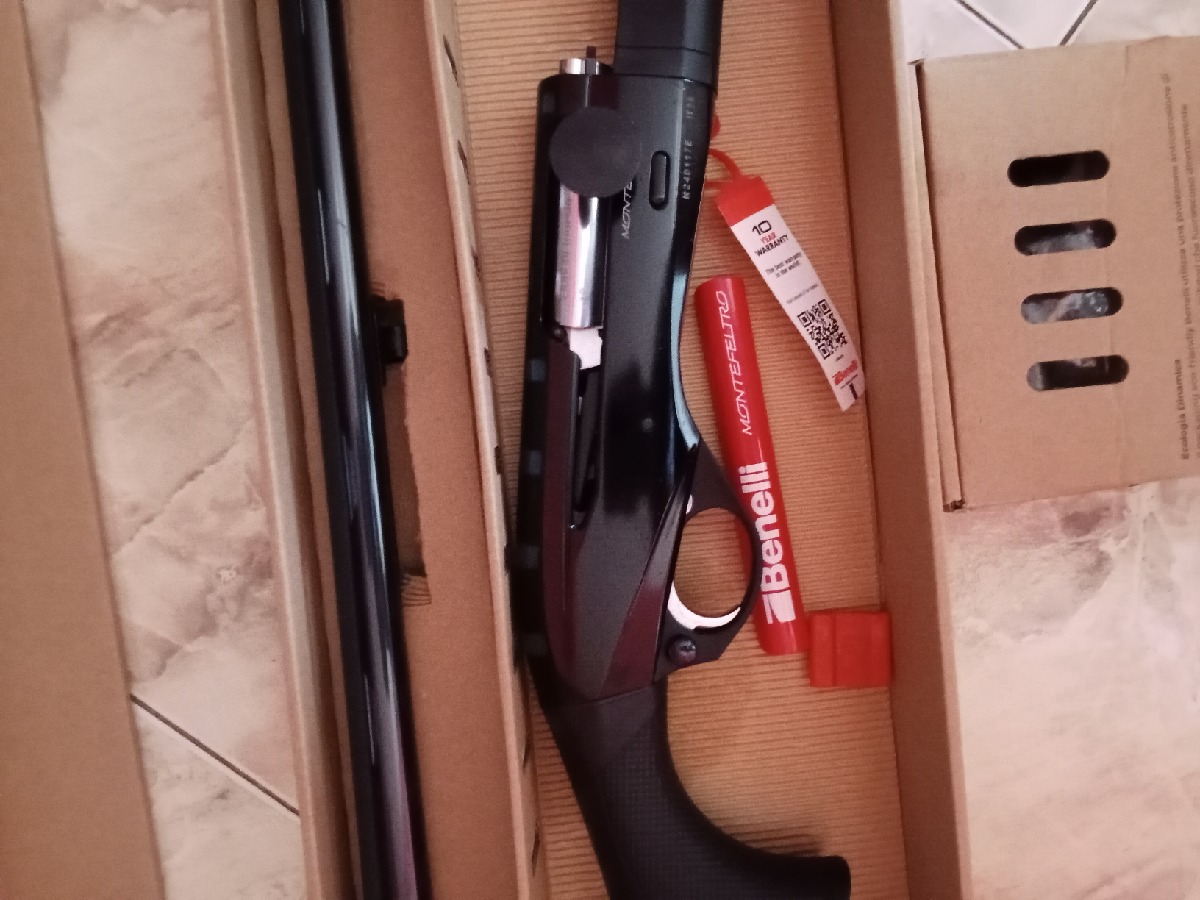 Escopeta Benelli Montefeltro Black Repetidora