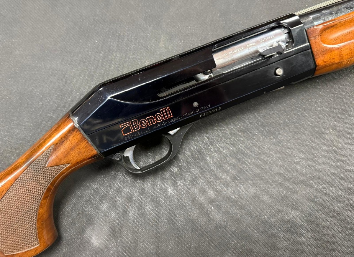 Escopeta Repetidora Benelli Centro Cañón 71cm, Cal. 12