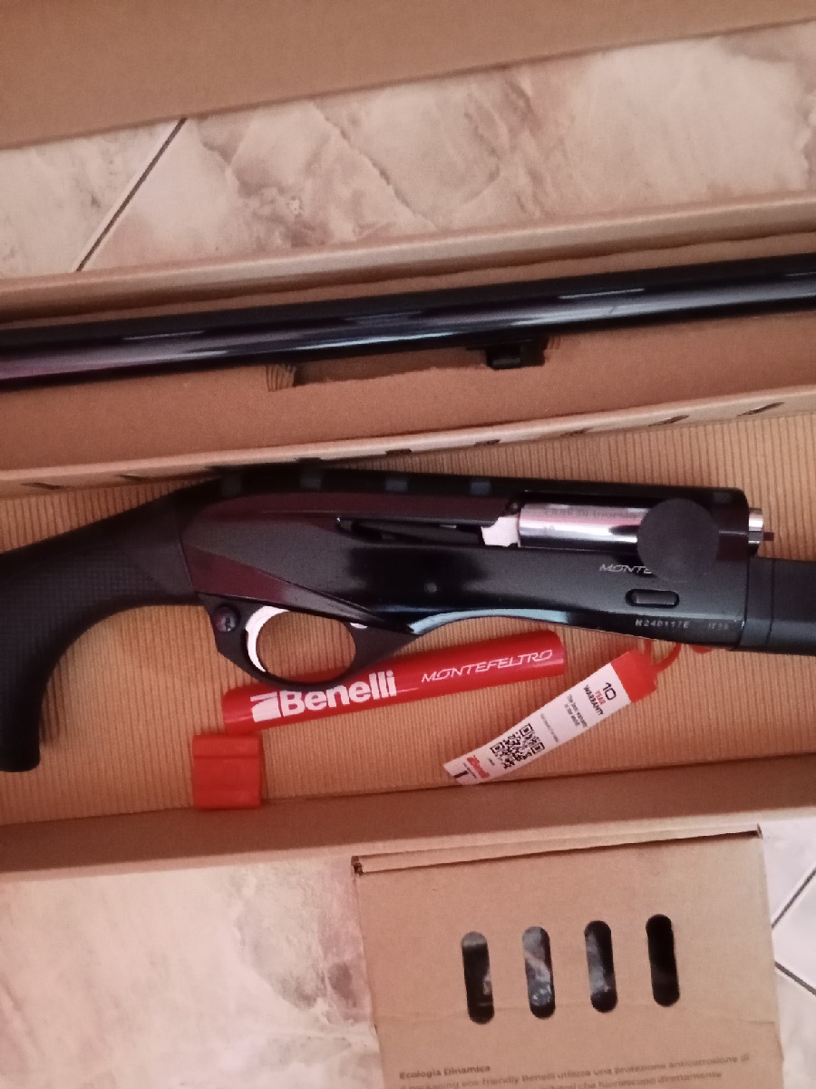 Escopeta Semiautomática Benelli Montefeltro Black