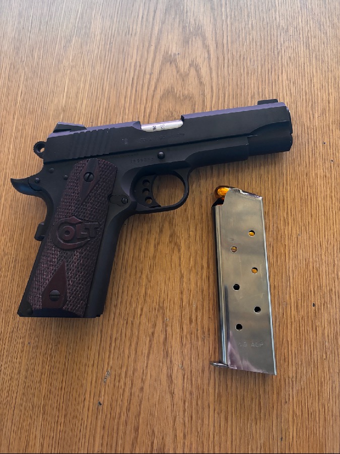 Pistola Colt Combat Commander 1911 45 ACP