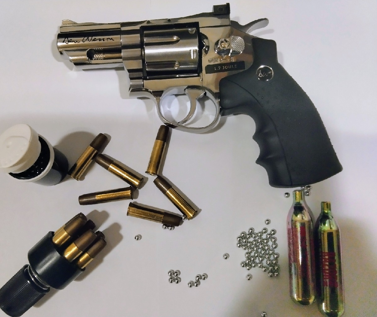 Revolver ASG Dan Wesson 2.5" CO2 de BBs de 4.5 mm. Nuevo