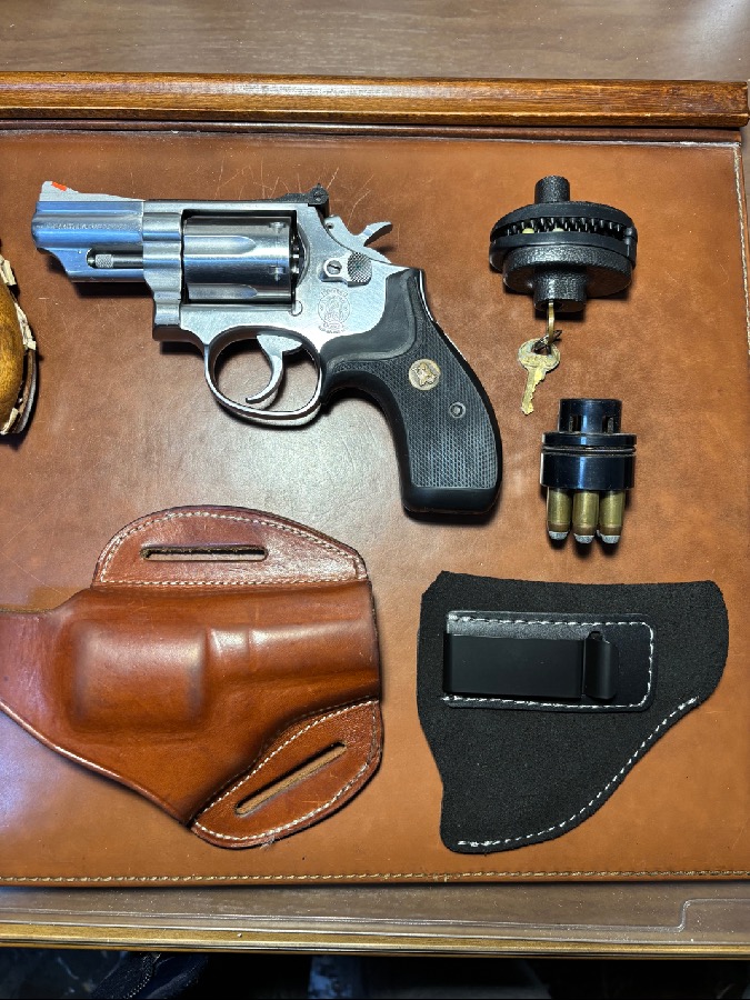 Revolver Smith & Wesson, 2.5”, .357 Magnum