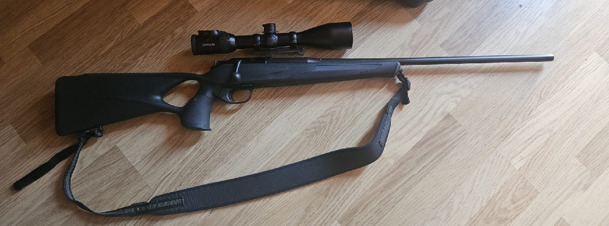 Rifle Cerrojo Blaser R8 calibre 300 y óptica Swarovski
