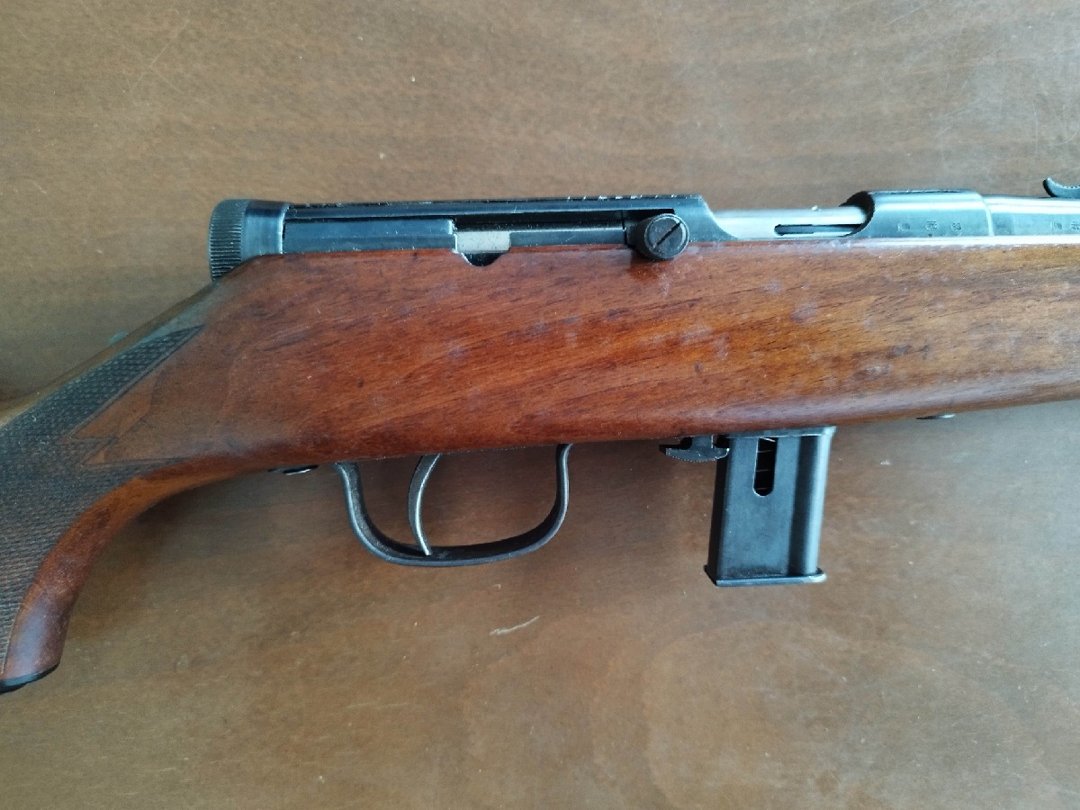 Rifle semiautomático calibre 22 LR Tyrol, Austria, con visor