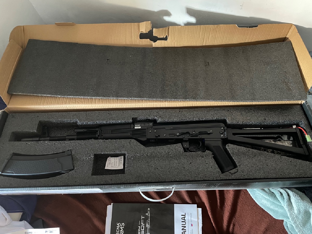 AK72 Specna Arms y Glock 17 Saigo